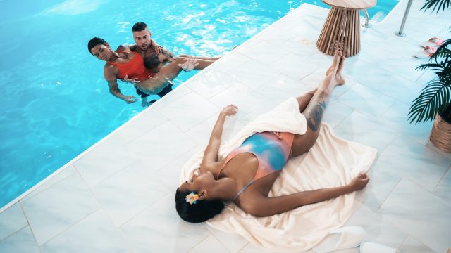 Pesta Tiga Seks Dengan Remaja Italia Yang Basah Dan Menggoda