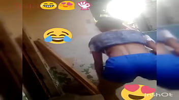 Gadis Menggoyangkan Pantatnya Dengan Liar Di Siaran Langsung