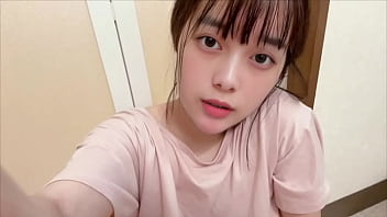 Putri Kampus Berbulu Lebat: Menggoda Diri Sendiri Di Kamar Mandi Saat Ibu Tertidur