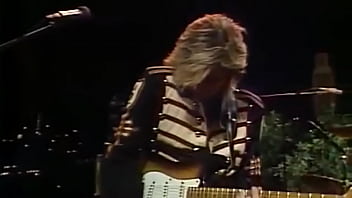 Gitaris Seksi Eric Johnson Menggoyang Austin, Texas Dengan Performa Panas Tahun 1988