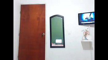 Gadis Belia Telanjang Memamerkan Memeknya Di Siaran Langsung Kamera