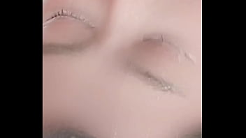 束缚调教中女奴的极致欢愉 口水泪滴与绳痕交织的深喉诱惑