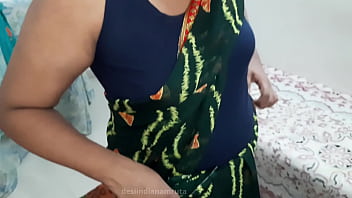 Desi Bhabhi Seksi Menggoda Dengan Saree Hijau Tua Yang Membuat Nafsu Membara