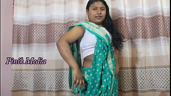 Gaun Tradisional Yang Menggoda: Sari Membelit Tubuh Seksi