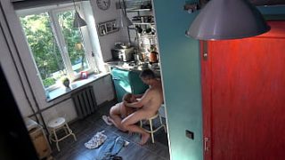 Rambut Pirang Liar Menggodai Ayah Tiri Di Dapur