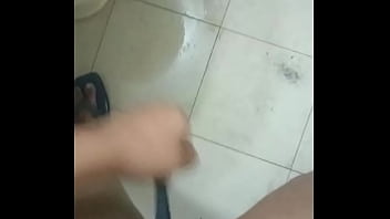 Kamar Mandi Panas: Jari-jari Nakal Menggoda Gadis Desi Berkerudung