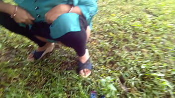 Wanita India Yang Menggoda Saat Buang Air Kecil
