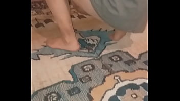 Olgun Türk Kadını Seksi Tül çoraplarıyla Halı Temizliyor