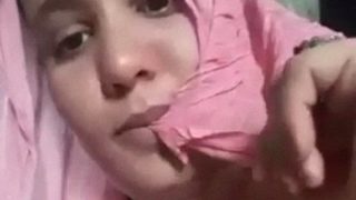 Bibi Desa India Dengan Payudara Lembut Menggoda Dan Meremas Buah Dadanya