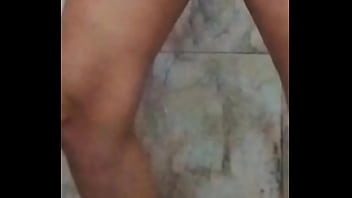 Gadis India Seksi Menggoda Diri Di Kamar Mandi Dengan Bahasa Hindi