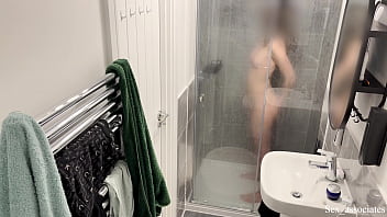 Aku Terkejut Melihat Gadis Muslim Berhijab Itu Menggoda Diri Sendiri Di Kamar Mandi.