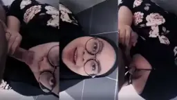 Jilbab Hitam Yang Menggoda Di Balik Pintu Toilet