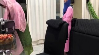 Si Raksasa Mesum Mengocok Kontolnya Di Depan Anak Tiri Hijabers