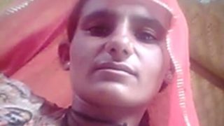 Tante Rajasthani Menggesekkan Memeknya