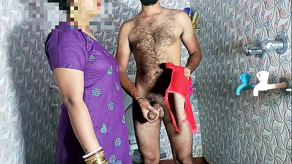 सौतेली माँ ने बाथरूम में अंडरवियर में लंड थामा और फिर चुदाई की माँग की – हिंदी में साफ आवाज वाला पोर्न