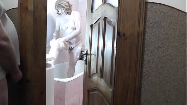 Anak Tiri Mandi, Ayah Tiri Mengintip, Merangsang Diri Dan Memancarkan Hasrat Di Balik Pintu Kamar Mandi.