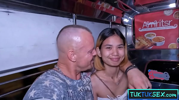 Gadis Thai Mungil Dijemput Naik Tuk Tuk Di Pattaya Untuk Aksi Ranjang Panas