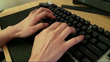 Korea – Gadis Cantik Menghabiskan Musim Dingin Dengan Kaki Telanjang Di Rumah