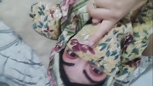 Istri Arab Berjilbab Yang Bergairah Masturbasi Sampai Muncrat Saat Suami Sedang Sholat Di Ruang Lain