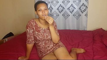Ibu Menggoda Diri Di Kamar Tidurnya Dengan Liang Basah Yang Menggairahkan