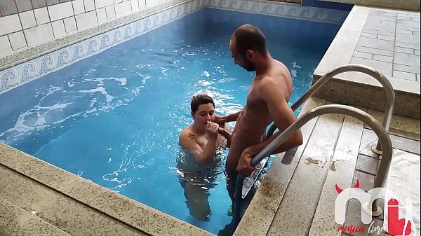 Gulosa Safada Enfiando Pau Grosso No Primo Do Marido Na Frente Do Corno!