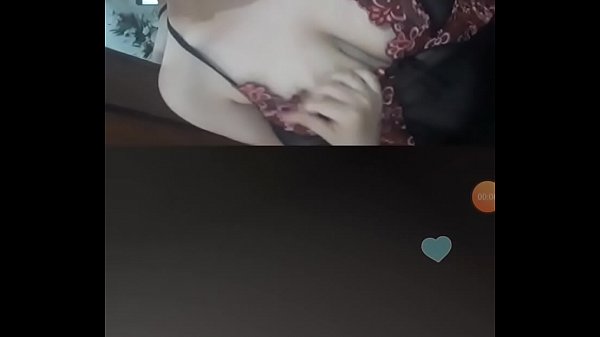 Menggoda Di Depan Kamera Saat Siaran Langsung.