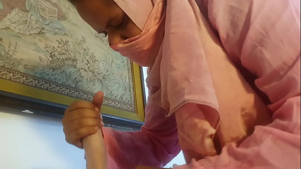देसी चूतड़ों को गोरे हाथों से रगड़ते हुए