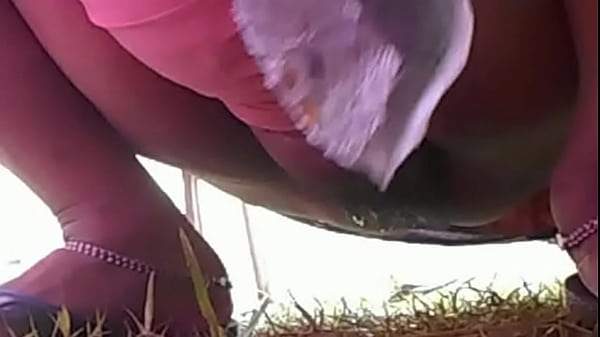 Desi Mengalirkan Pancuran Panas Di Kamar Mandi