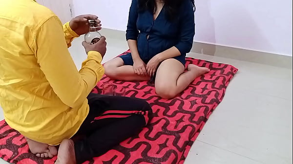 भारतीय अश्लील हिंदी आवाज में: सौतेली बहन को शराब पिलाकर पूरी रात जबरदस्ती चोदना