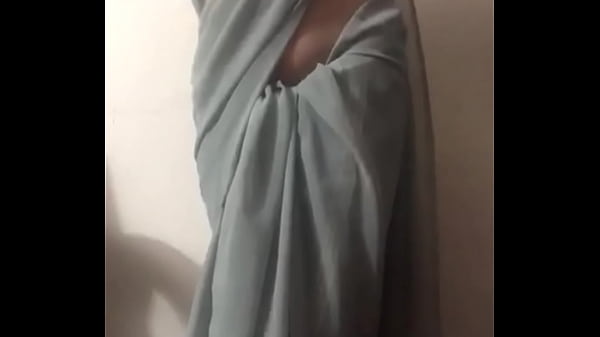 Istri Muda Desi Yang Genit Dalam Sari