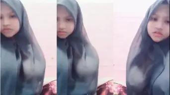 Gadis Berjilbab Hitam Tersingkap, Utingnya Menggoda