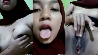 Gadis Berjilbab Telanjang Dada, Lanjut Masturbasi