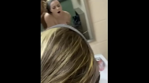 Gadis Manis Dibengkokkan Di Wastafel Kamar Mandi Umum