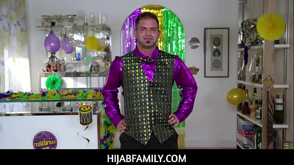 Violet Gems, Si Gadis Berhijab Yang Seksi, Mengisi Dirinya Dengan Manik-manik Sebelum Mahir Memuaskan Nicky Dengan Mulutnya Yang Menggoda.
