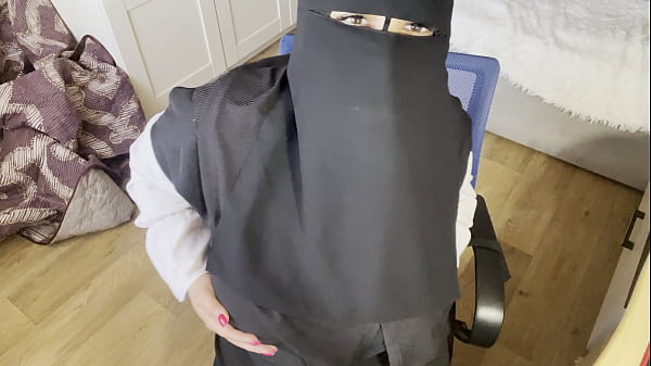 Wanita Turki Bermata Indah Berhijab Merangsang Diri Dengan Stoking Ketat