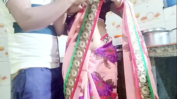 भाभी बर्तन धोते हुए, देवर ने कहा “भाभी, तुम्हारा चूत चाहिए, दोगी क्या?”