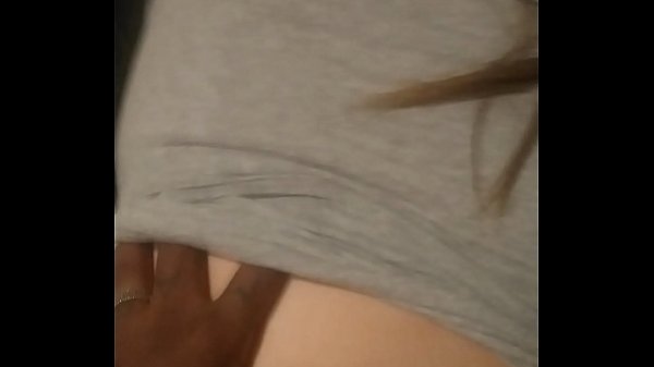 Gadis Asia Dalam Posisi Menghadap Bantal