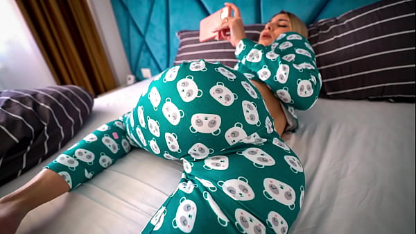 Kakak Tiri Ketahuan Nonton Film Porno Dan Dibantu Sampai Klimaks – Merengek Minta Dikasih Penuh Di Dalam