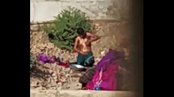 Dasi India Mandi Telanjang Di Kamar Mandi Terbuka