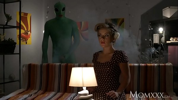 Ibu Rumah Tangga Kesepian Digeber Habis-habisan Oleh Alien Saat Halloween