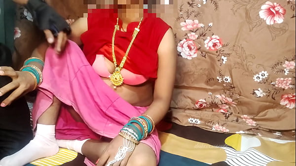 गर्म देसी जोड़ा: लाल कपड़े में पत्नी के साथ बेडरूम का रियल मज़ा