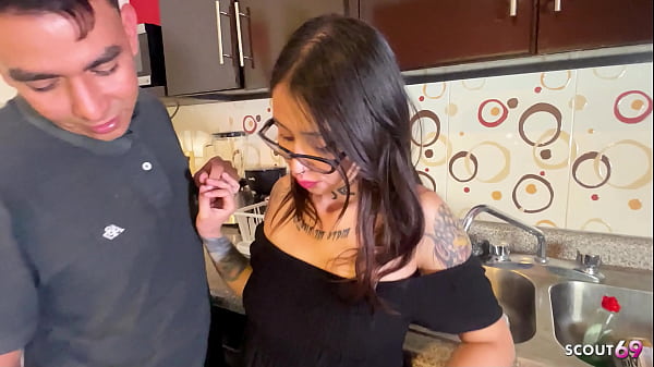 Keponakan Tattoo Bergairah Dengan Kacamata, Tak Puas Hanya Creampie, Minta Dihujani Sperma Lagi Di Wajahnya
