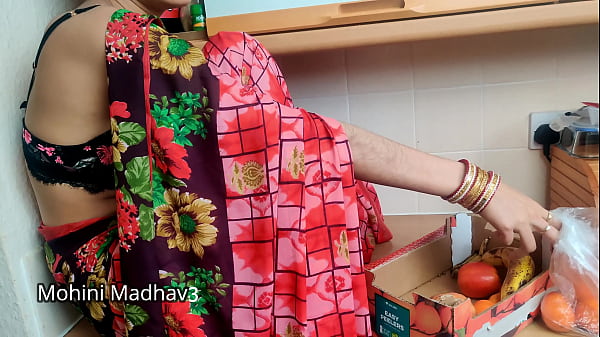 भारतीय देसी फल बेचने वाली गर्म औरत ग्राहक से सौदेबाजी करते हुए जबरदस्त चुदाई करवाती है हिंदी ऑडियो