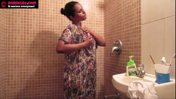 Gadis India Amatir Menggairahkan, Lily Masturbasi Menggoda Di Kamar Mandi