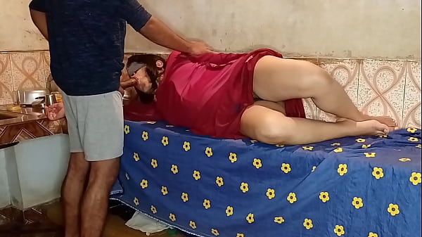 मालिक ने बेडरूम में पत्नी को सोता देखा और किचन में नौकरानी की चूत मारने का मौका झपट लिया