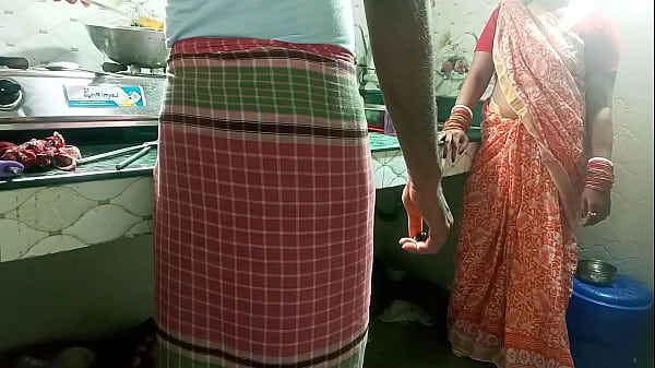 मालकिन ने किचन में ही नौकर को दबोच कर उसकी लंड से अपनी चूत मरवाई!