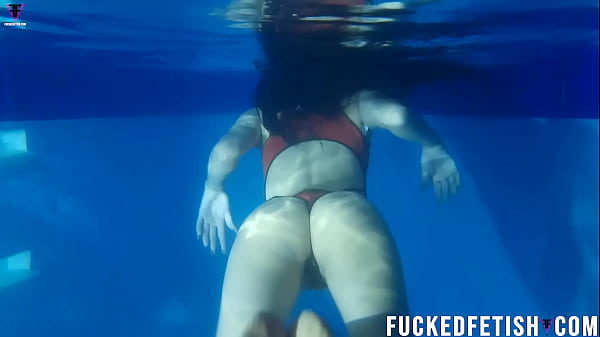 Helen Bintang, Bergaya Seksi Di Kolam Malam Dengan Apnea Yang Menggoda