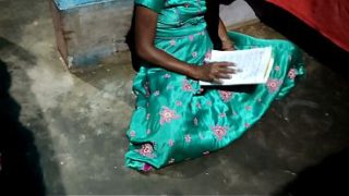 Desi Bhabhi Yang Lagi Baca Buku, Digituin Sama Gurunya