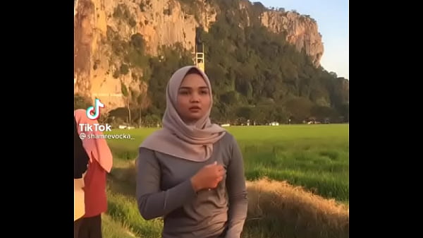 Goyangan Maut Di Balik Hijab