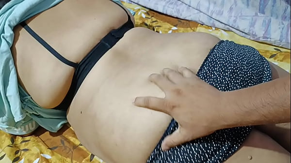 Jiya, Desi Bhabi Nakal, Nikmati Pijatan Sensual Di Pantatnya